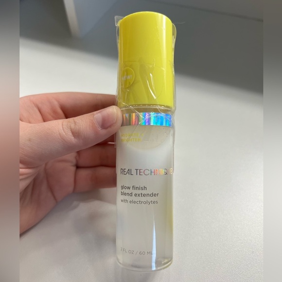 Real Techniques Glow Finish Hydrating Setting Spray with Electrolytes - Picture 5 of 7